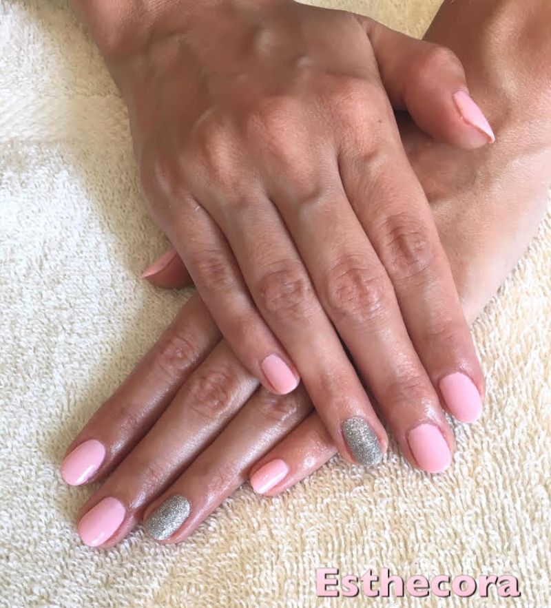 Réalisation Onglerie - Ongles rose et gris argenté